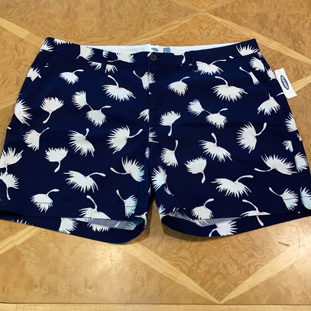 Old Navy Women's Blue and White Patterned Shorts NWOT Size 16